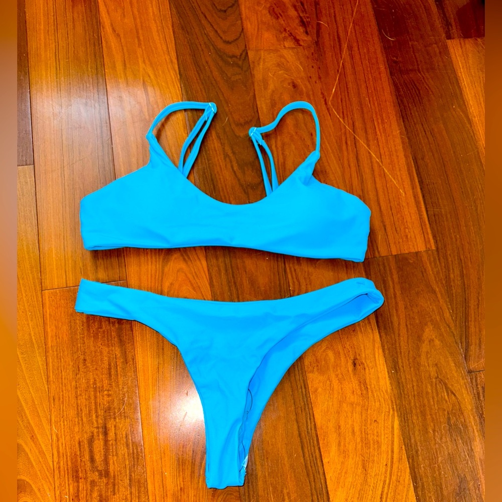 Adorable blue bikini set never worn!